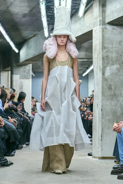 Look 16